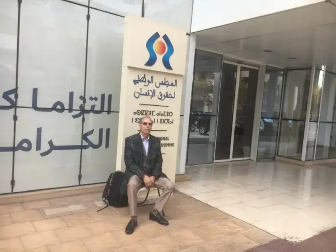 منجب يواصل اعتصامه وإضرابه عن الطعام لليوم الثاني