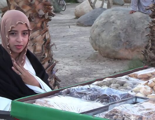 سهام "مولات الحلوى".. قصة تلميذة تحدت الشلل لإعالة أسرتها
