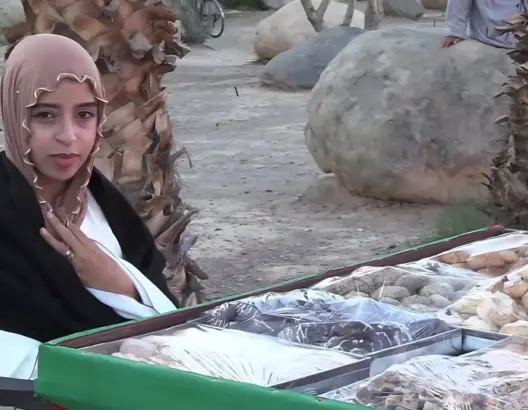 سهام "مولات الحلوى".. قصة تلميذة تحدت الشلل لإعالة أسرتها