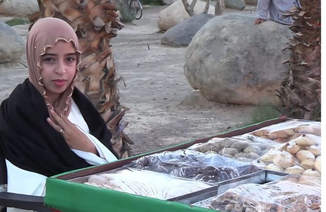 سهام "مولات الحلوى".. قصة تلميذة تحدت الشلل لإعالة أسرتها
