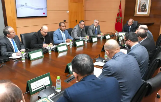 خمس نقابات تعليمية تقاطع تكوينات “مدارس الريادة” وتُحذر من توتر جديد في القطاع
