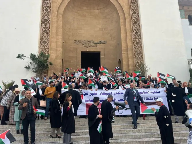 المحامون الشباب يتظاهرون بالبيضاء تنديدا باستمرار “محرقة غزة”