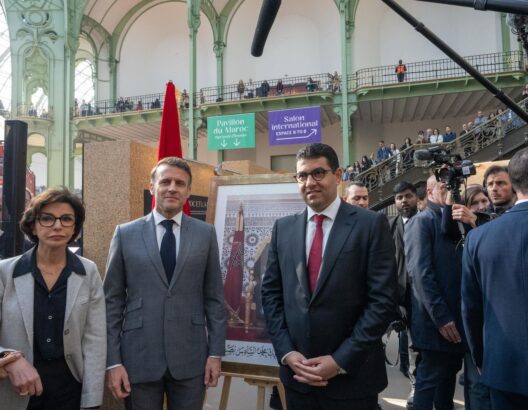 قام الرئيس الفرنسي إيمانويل ماكرون اليوم الخميس، بزيارة الجناح المغربي بمعرض الكتاب بباريس، والذي يحتفي بالمغرب ضيف شرف.