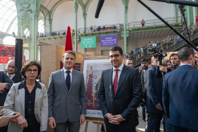 قام الرئيس الفرنسي إيمانويل ماكرون اليوم الخميس، بزيارة الجناح المغربي بمعرض الكتاب بباريس، والذي يحتفي بالمغرب ضيف شرف.