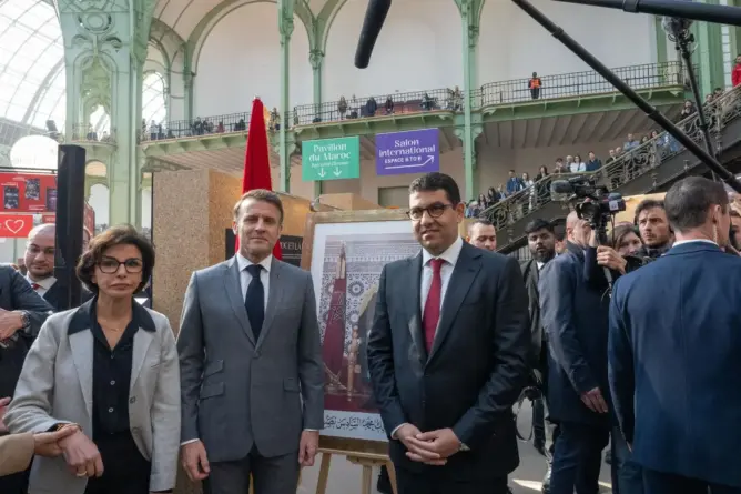 قام الرئيس الفرنسي إيمانويل ماكرون اليوم الخميس، بزيارة الجناح المغربي بمعرض الكتاب بباريس، والذي يحتفي بالمغرب ضيف شرف.