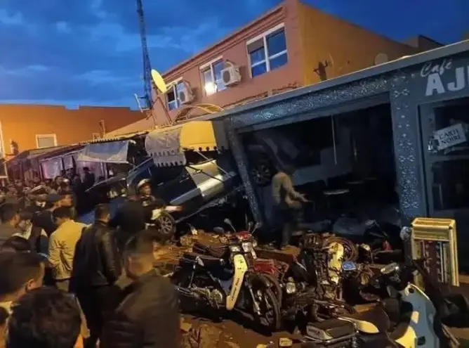 فاجعة بجرادة.. سيارة تداهم مقهى شعبي وتُخلف قتيلاً و8 جرحى