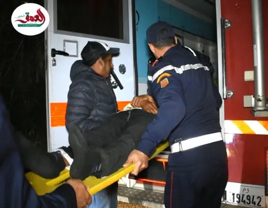 نقل أحد المصابين في حادثة سقوط طائرة بفاس