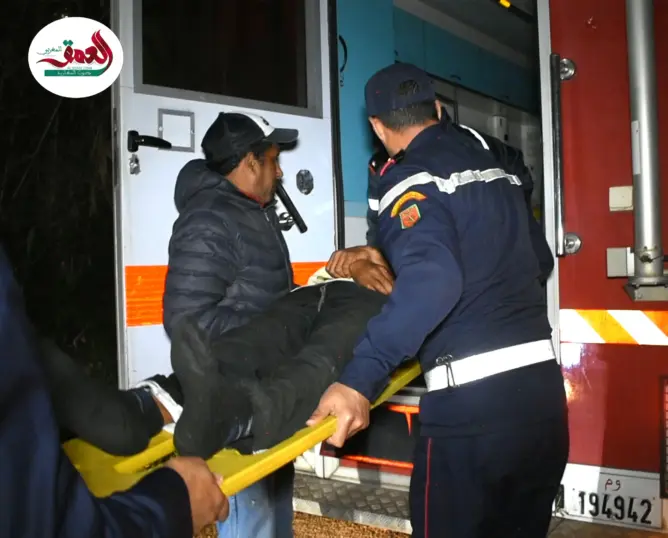 نقل أحد المصابين في حادثة سقوط طائرة بفاس