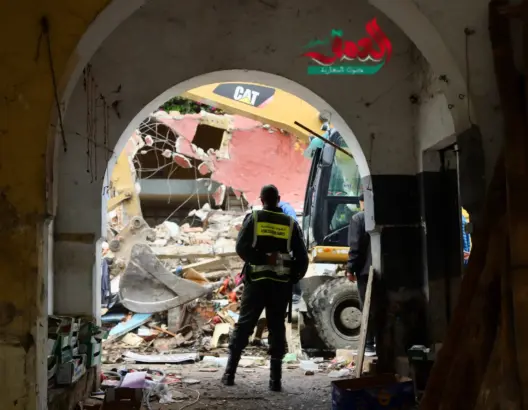 سلطات طنجة تشرع في هدم محلات بسوق “فندق الشجرة” لإعادة تهيئته (صور)