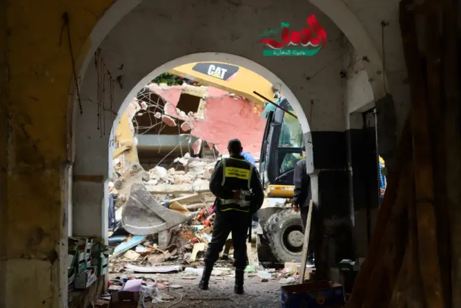 سلطات طنجة تشرع في هدم محلات بسوق “فندق الشجرة” لإعادة تهيئته (صور)