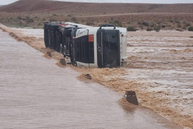 السيول تجرف شاحنة ببوذنيب نواحي الرشيدية
