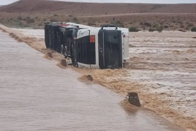 السيول تجرف شاحنة ببوذنيب نواحي الرشيدية