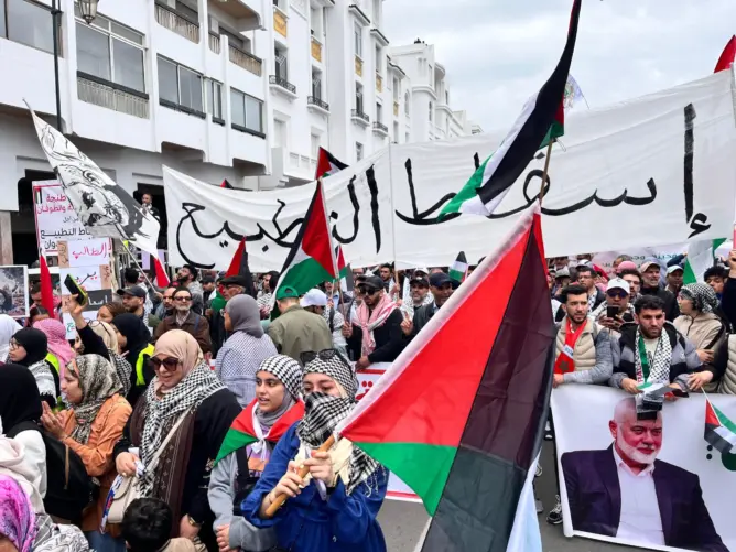آلاف المغاربة يتظاهرون بالرباط نصرة لغزة والمطالبة بإسقاط التطبيع (صور)
