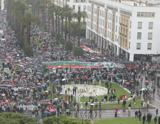 مسيرة حاشدة بالرباط .. صرخة مغربية تستنهض ضمير العالم لوقف الإبادة في غزة وإنهاء التطبيع (فيديو)