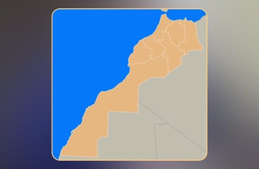 يعيد هذا النقاش إلى الأذهان تجربة سابقة في تاريخ المغرب، حين تم سنة 1971 اعتماد تقسيم جهوي قسمت فيه البلاد إلى 7 جهات اقتصادية وأوضح المصدر أن هذا الملف كان قد أثير النقاش حوله في مجلس حكومي سابق، ويجري تداوله ضمن توجهات إصلاحية تروم تعزيز النجاعة الترابية وتحقيق التوازن التنموي بين مختلف المناطق. ويأتي هذا النقاش في سياق تقييم تجربة الجهوية المتقدمة التي انطلقت منذ سنوات، وسط دعوات لتعزيز التناسق المؤسساتي وتقليص التفاوتات المجالية، عبر إعادة النظر في التقسيم الجهوي الحالي بما يستجيب للمتغيرات الاقتصادية والاجتماعية والديمغرافية. وكان المغرب قد اعتمد سنة 2015 تقسيما إداريا جديدا قلص بموجبه عدد الجهات من 16 إلى 12، بموجب المرسوم رقم 2.15.40 الصادر في 20 فبراير من السنة ذاتها، والمنشور في الجريدة الرسمية بتاريخ 5 مارس 2015. لكن في خضم هذا الجدل، برزت مقاربة تحليلية مغايرة قدمت تصورا نوعيا لمسألة الجهوية، حيث دعا أستاذ العلوم الاجتماعية بجامعة محمد الخامس، سعيد بنيس، إلى إعادة النظر في التقسيم الإداري الحالي على أساس الاعتبارات الثقافية واللغوية، مقترحا تقليص عدد الجهات إلى سبع، بما يعكس بشكل أوفى التعدد الهوياتي للمغرب. وفي تصريح سابق لجريدة "العمق"، شدد بنيس على أن الجهوية المتقدمة ينبغي أن تكون أداة لتمكين التنوع الثقافي واللغوي، معتبرا أن لكل جهة "شخصيتها اللغوية" التي ينبغي أن تكرس إداريا، معتبرا أن إعادة ترسيم الحدود الجهوية بناء على الخصوصيات الثقافية واللسانية سيساهم في ترسيخ الاندماج الوطني واحترام الهوية الجماعية. ويستند هذا التصور إلى عمله البحثي “من التعدد إلى التعددية” (2023)، حيث اقترح تصنيف الجهات الجديدة إلى سبع وحدات ثقافية-لغوية: الجهة البدوية، جهة تريفيت، الجهة الجبلية، جهة تمزيغت، الجهة العروبية، جهة تشلحيت، وجهة حسانية. ويعتمد هذا النموذج على مبدأ “ترابية الهوية”، أي أن الجهة الإدارية ينبغي أن تكون حامية وداعمة للهوية الثقافية واللغوية لمواطنيها. ويؤكد بنيس أن هذا التصور لا يتعارض مع مقتضيات التنمية الاجتماعية والاقتصادية، بل يعززها من خلال التركيز على الهوية المحلية كرافعة للتنمية البشرية، مبرزا أن المغرب، بفسيفسائه اللغوية والثقافية، يحتاج إلى هندسة ترابية تعترف بهذا التعدد وتحتضنه في إطار موحد، ما من شأنه تقليص التوترات الهوياتية وتعزيز الانتماء الوطني عبر مقاربة أكثر شمولية للجهوية. ويعيد هذا النقاش إلى الأذهان تجربة سابقة في تاريخ المغرب، حين تم سنة 1971 اعتماد تقسيم جهوي قسمت فيه البلاد إلى 7 جهات اقتصادية، وذلك بعد محدودية نتائج التقسيمات المجالية السابقة، حيث كان الهدف حينها هو تجاوز الفوارق الجهوية وتخفيف الضغط الاقتصادي والديموغرافي على محور الدار البيضاء – الرباط – القنيطرة، عبر تطبيق سياسة اللامركزية تحت إشراف الإدارة المركزية.