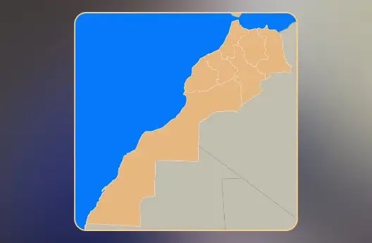 يعيد هذا النقاش إلى الأذهان تجربة سابقة في تاريخ المغرب، حين تم سنة 1971 اعتماد تقسيم جهوي قُسّمت فيه البلاد إلى 7 جهات اقتصادية وأوضح المصدر أن هذا الملف كان قد أثير النقاش حوله في مجلس حكومي سابق، ويجري تداوله ضمن توجهات إصلاحية تروم تعزيز النجاعة الترابية وتحقيق التوازن التنموي بين مختلف المناطق. ويأتي هذا النقاش في سياق تقييم تجربة الجهوية المتقدمة التي انطلقت منذ سنوات، وسط دعوات لتعزيز التناسق المؤسساتي وتقليص التفاوتات المجالية، عبر إعادة النظر في التقسيم الجهوي الحالي بما يستجيب للمتغيرات الاقتصادية والاجتماعية والديمغرافية. وكان المغرب قد اعتمد سنة 2015 تقسيما إداريا جديدا قلّص بموجبه عدد الجهات من 16 إلى 12، بموجب المرسوم رقم 2.15.40 الصادر في 20 فبراير من السنة ذاتها، والمنشور في الجريدة الرسمية بتاريخ 5 مارس 2015. لكن في خضم هذا الجدل، برزت مقاربة تحليلية مغايرة قدّمت تصورا نوعيا لمسألة الجهوية، حيث دعا أستاذ العلوم الاجتماعية بجامعة محمد الخامس، سعيد بنيس، إلى إعادة النظر في التقسيم الإداري الحالي على أساس الاعتبارات الثقافية واللغوية، مقترحا تقليص عدد الجهات إلى سبع، بما يعكس بشكل أوفى التعدد الهوياتي للمغرب. وفي تصريح سابق لجريدة "العمق"، شدد بنيس على أن الجهوية المتقدمة ينبغي أن تكون أداة لتمكين التنوع الثقافي واللغوي، معتبرا أن لكل جهة "شخصيتها اللغوية" التي ينبغي أن تُكرّس إداريا، معتبرا أن إعادة ترسيم الحدود الجهوية بناء على الخصوصيات الثقافية واللسانية سيساهم في ترسيخ الاندماج الوطني واحترام الهوية الجماعية. ويستند هذا التصور إلى عمله البحثي “من التعدد إلى التعددية” (2023)، حيث اقترح تصنيف الجهات الجديدة إلى سبع وحدات ثقافية-لغوية: الجهة البدوية، جهة تريفيت، الجهة الجبلية، جهة تمزيغت، الجهة العروبية، جهة تشلحيت، وجهة حسانية. ويعتمد هذا النموذج على مبدأ “ترابية الهوية”، أي أن الجهة الإدارية ينبغي أن تكون حامية وداعمة للهوية الثقافية واللغوية لمواطنيها. ويؤكد بنيس أن هذا التصور لا يتعارض مع مقتضيات التنمية الاجتماعية والاقتصادية، بل يعززها من خلال التركيز على الهوية المحلية كرافعة للتنمية البشرية، مبرزا أن المغرب، بفسيفسائه اللغوية والثقافية، يحتاج إلى هندسة ترابية تعترف بهذا التعدد وتحتضنه في إطار موحد، ما من شأنه تقليص التوترات الهوياتية وتعزيز الانتماء الوطني عبر مقاربة أكثر شمولية للجهوية. ويعيد هذا النقاش إلى الأذهان تجربة سابقة في تاريخ المغرب، حين تم سنة 1971 اعتماد تقسيم جهوي قُسّمت فيه البلاد إلى 7 جهات اقتصادية، وذلك بعد محدودية نتائج التقسيمات المجالية السابقة، حيث كان الهدف حينها هو تجاوز الفوارق الجهوية وتخفيف الضغط الاقتصادي والديموغرافي على محور الدار البيضاء – الرباط – القنيطرة، عبر تطبيق سياسة اللامركزية تحت إشراف الإدارة المركزية.
