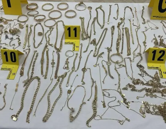 أمن طنجة يفك لغز السطو على محل ذهب ويوقف 3 مشبه فيهم (صور)