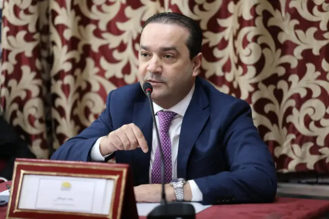 شوكي: المعارضة مشتتة وخطابها رومانسي.. وحكومة أخنوش قريبة من المغاربة