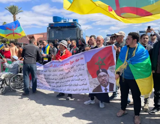 مسيرة “الربيع الأمازيغي” بمراكش تنتفض ضد “التهميش” وتذكر بمعاناة ضحايا الزلزال (فيديو)