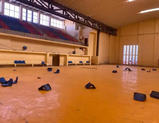 تخريب يطال القاعة المغطاة بأمحاميد الغزلان ودعوات لفتح تحقيق