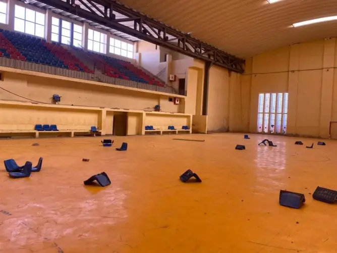 تخريب يطال القاعة المغطاة بأمحاميد الغزلان ودعوات لفتح تحقيق