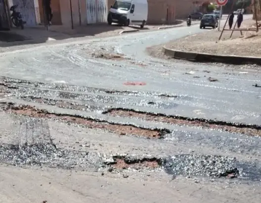 نشطاء بورزازات ينتقدون هشاشة أشغال التهيئة بجماعة “تارميكت” .. ورئيس الجماعة يوضح