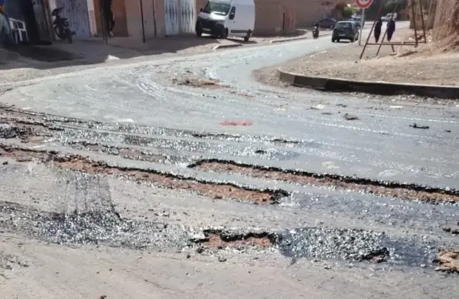 نشطاء بورزازات ينتقدون هشاشة أشغال التهيئة بجماعة “تارميكت” .. ورئيس الجماعة يوضح