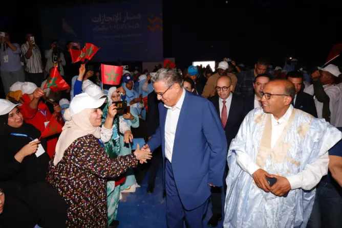 أخنوش من الداخلة: السياسة عمل لا شتائم.. والمغاربة متمسكون بالأحرار وأغلبيته