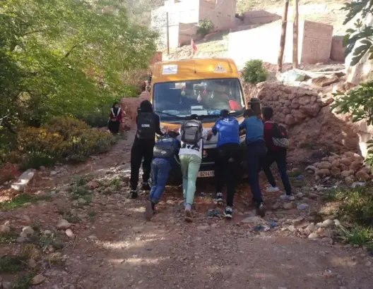 النقل المدرسي يفاقم معاناة تلاميذ بتنغير ويهدد بانقطاع فتيات عن الدراسة