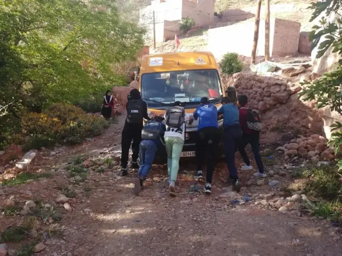 النقل المدرسي يفاقم معاناة تلاميذ بتنغير ويهدد بانقطاع فتيات عن الدراسة