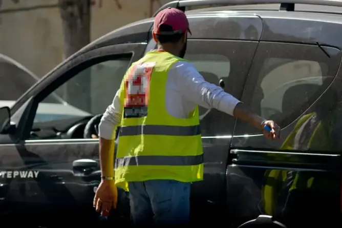 بدلة موحدة وتعريفة قانونية.. شروط صارمة لوقف فوضى “أصحاب جيلي أصفر” بالبيضاء