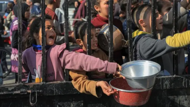 أكثر من 100 مثقف مغربي يطالبون بوقف التطبيع ويدينون العدوان على غزة