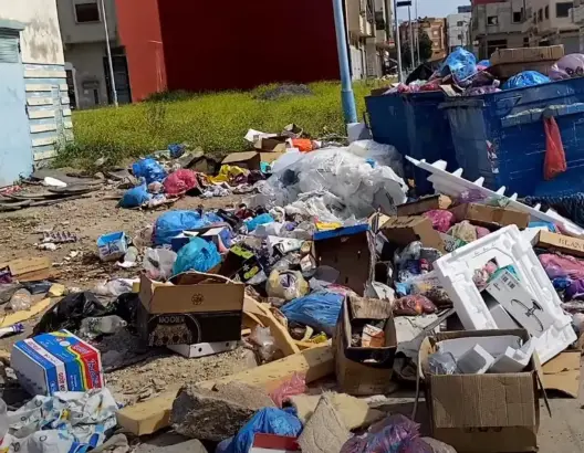 رئيس جماعة بوزنيقة يتجه إلى عقد صفقة تفاوضية لإنهاء أزمة النفايات بالمدينة