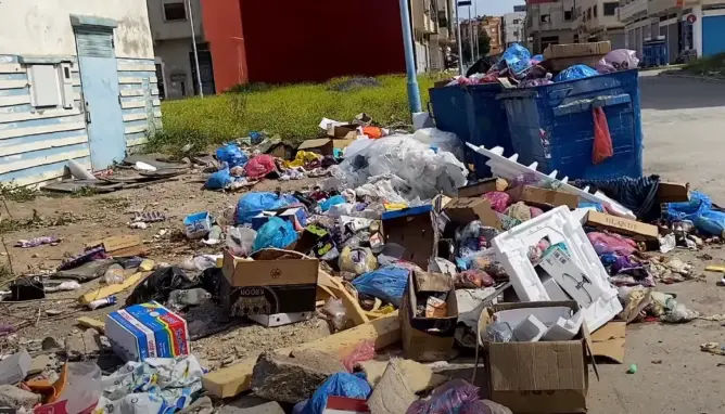 رئيس جماعة بوزنيقة يرمي كرة أزمة النفايات في الشوارع في ملعب الداخلية