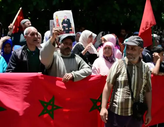 ساكنة حي الحسني بفاس تحتج في مسيرة على الأقدام