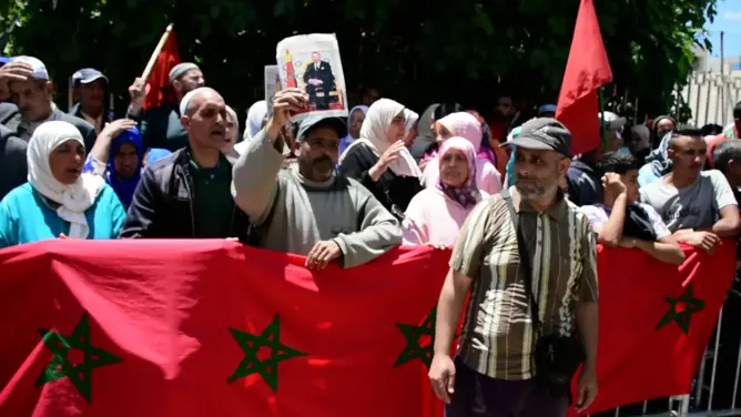 ساكنة حي الحسني بفاس تحتج في مسيرة على الأقدام