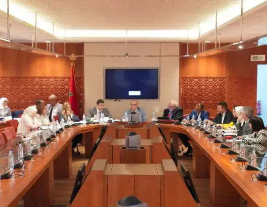 فريق برلماني يتهم الحكومة بـ”استغلال” القنوات العمومية انتخابيا ويدعو لوقف متابعة الصحافيين