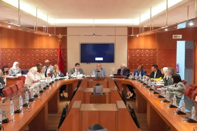 فريق برلماني يتهم الحكومة بـ”استغلال” القنوات العمومية انتخابيا ويدعو لوقف متابعة الصحافيين