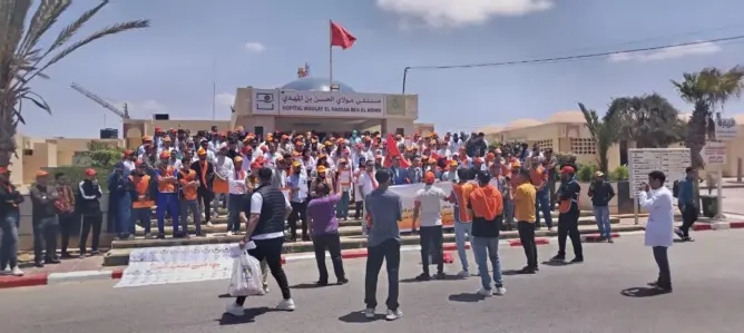 احتجاج “صامت” بمستشفى العيون ينبه لخطر الاعتداءات وتردي أوضاع الأطر الصحية