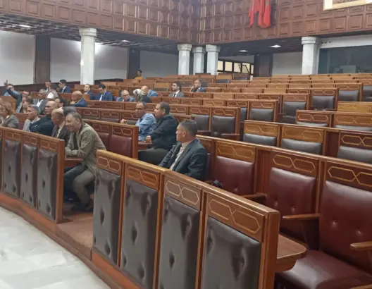 غياب منتخبين يشعل الجدل في دورة توزيع “خدمات البيضاء”.. والرميلي تنتقد ضعف التنسيق