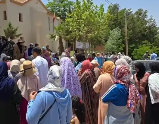 مسيرة احتجاجية مشيا على الأقدام نحو عمالة خنيفرة للمطالبة بحل أزمة العطش