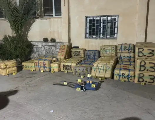 إحباط تهريب 3.8 طن من “الشيرا” وتوقيف 4 بارونات بوادي زم