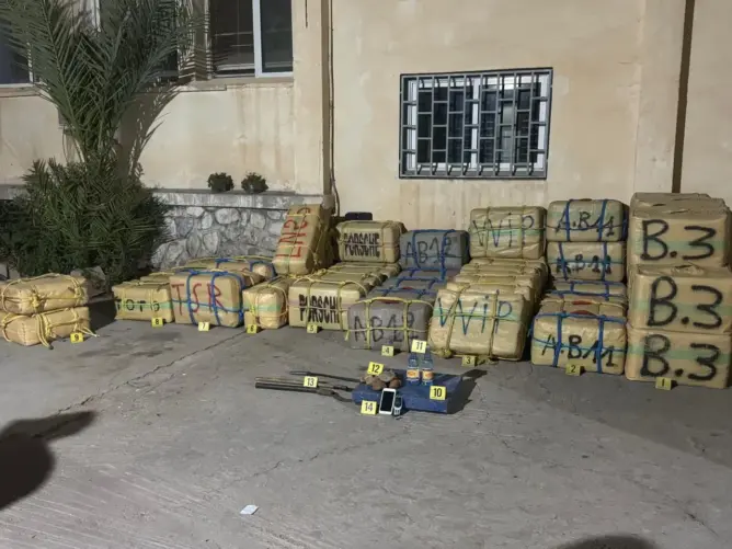 إحباط تهريب 3.8 طن من “الشيرا” وتوقيف 4 بارونات بوادي زم