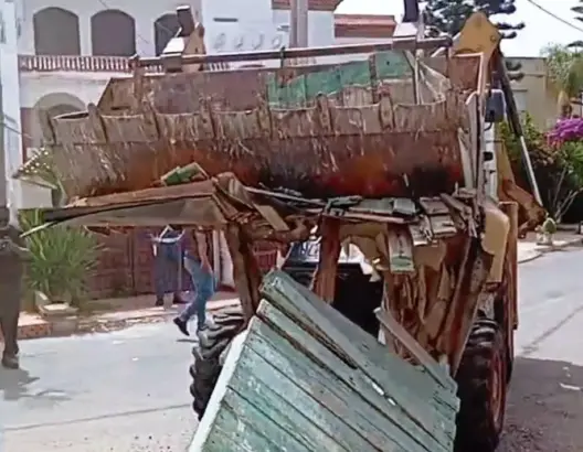 حملة أمنية لإغلاق المواقف العشوائية بدار بوعزة.. وصفقة مواقف السيارات تتبخر على رمال الشريط الساحلي