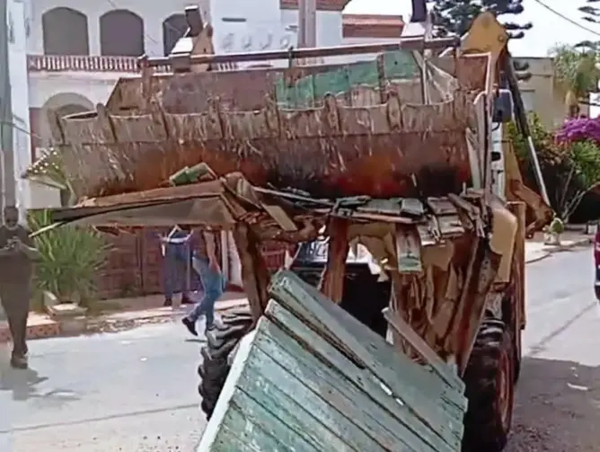 حملة أمنية لإغلاق المواقف العشوائية بدار بوعزة.. وصفقة مواقف السيارات تتبخر على رمال الشريط الساحلي