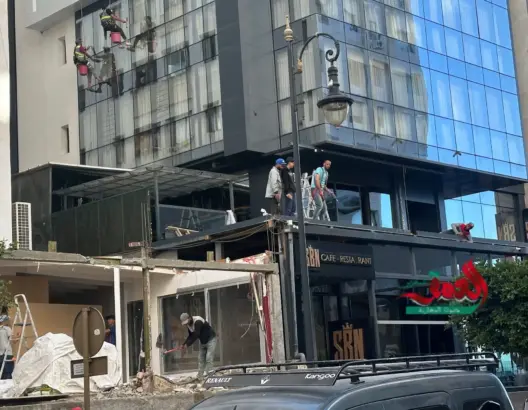 في حملة يقودها الوالي التازي.. هدم شرفات فنادق ومطاعم ومقاهٍ يثير جدلا بطنجة (صور)