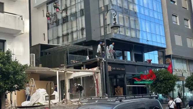 في حملة يقودها الوالي التازي.. هدم شرفات فنادق ومطاعم ومقاهٍ يثير جدلا بطنجة (صور)