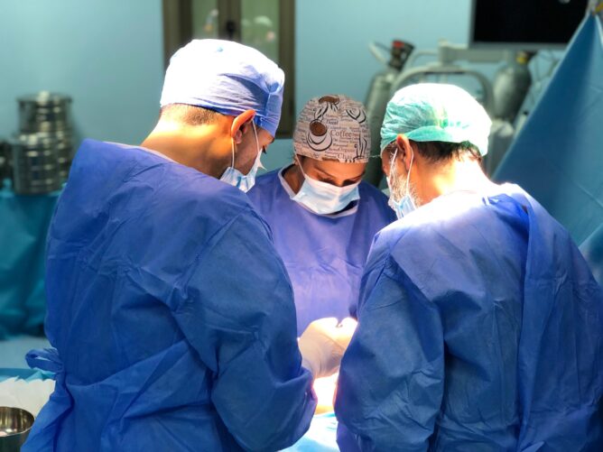 نجاح ثلاث عمليات دقيقة لعلاج خلع الورك الولادي لدى طفلات بورزازات