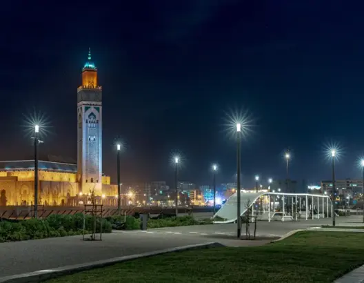 معركة النفوذ على رمال الرگوبة.. الأمن يتدخل لإنهاء فوضى المواقف والكراسي بمحيط مسجد الحسن الثاني
