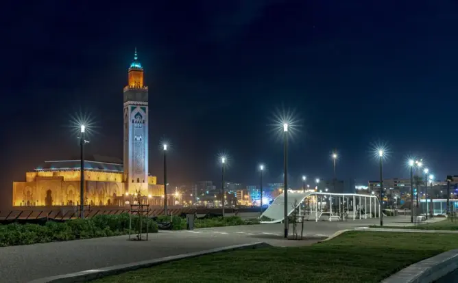 معركة النفوذ على رمال الرگوبة.. الأمن يتدخل لإنهاء فوضى المواقف والكراسي بمحيط مسجد الحسن الثاني